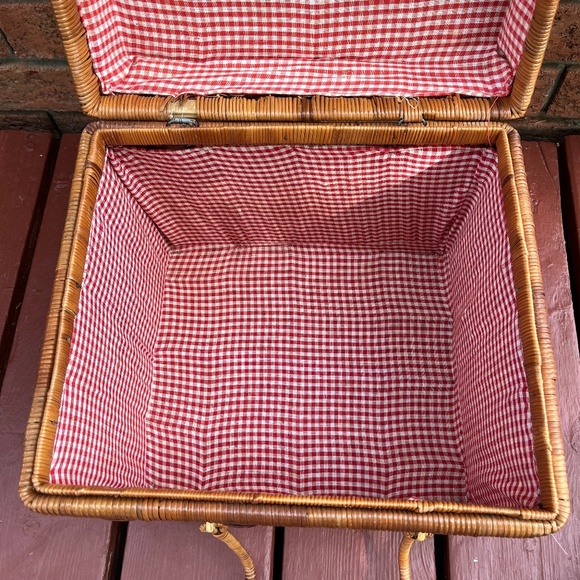 Vintage Large Square Wicker Picnic Basket with Gingham Fabric Lining - Picture 8 of 10